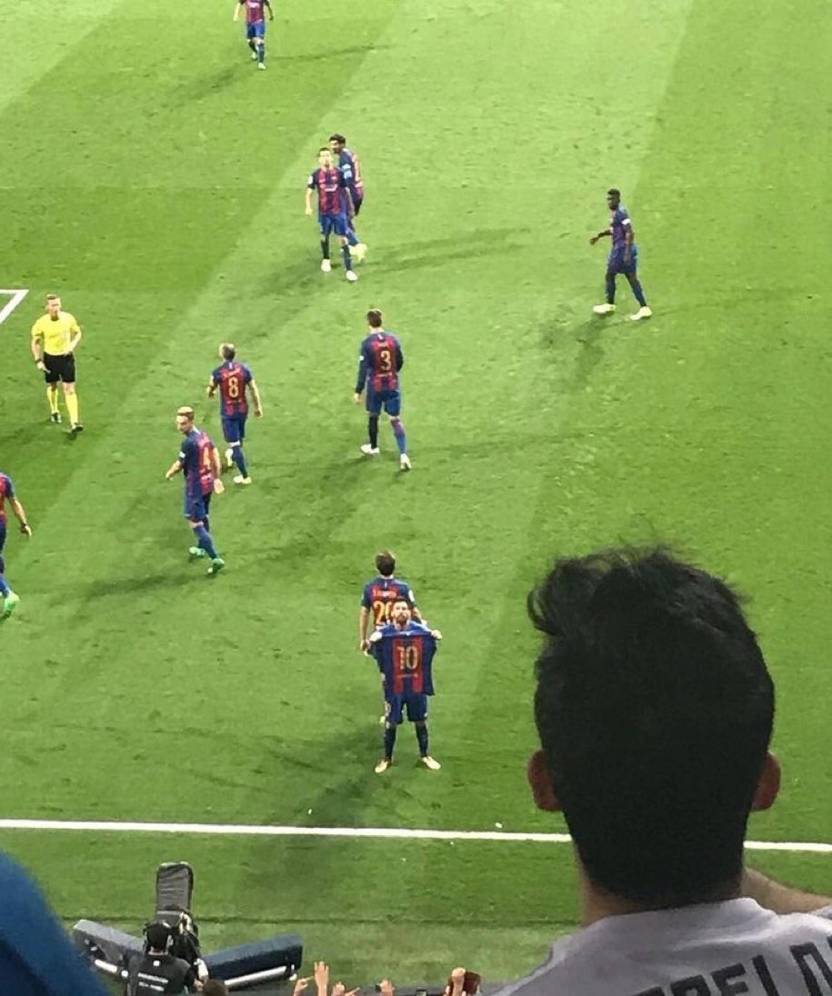 Messi convirtiendo su gol N° 500 con Barcelona en el Bernabéu vs Real Madrid, para ganarlo 2-3 a los 92'.

Se cumplen 8 años. No hay más épica que esto.