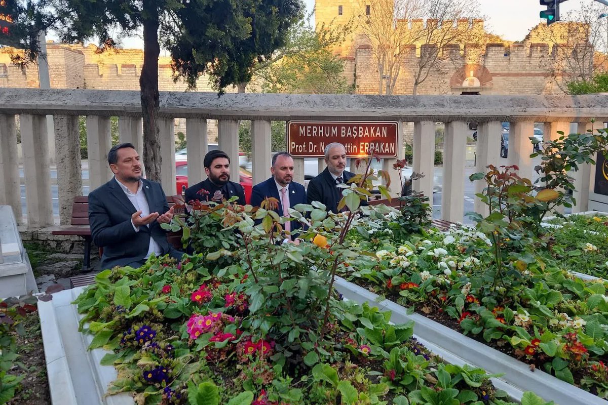 İstanbul ziyaretimiz kapsamında bizlere hayatın iman ve cihattan ibaret olduğunu öğreten Merhum Liderimiz Prof. Dr. Necmettin Erbakan Hocamızın kabrini ziyaret ettik. Akabinde İstanbul il teşkilatımızı ziyaret ederek çalışmalar hakkında bilgi aldık. Yapılan çalışmaların hayırlara