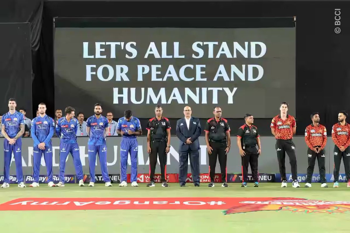 A minute’s silence was observed in Hyderabad to honor the victims of the Pahalgam terror attack.

Players, support staff, commentators &amp; officials are wearing black armbands in solidarity.

📷: IPL 

#TATAIPL | #SRHvMI | #StandInSilence | #PahalgamTerrorAttack