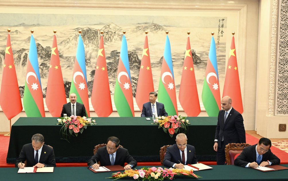 economiczones's tweet image. Azərbaycan Respublikasının Prezidenti İlham Əliyevin Çin Xalq Respublikasına dövlət səfəri çərçivəsində aprelin 23-də hər iki ölkənin dövlət başçılarının iştirakı ilə Azərbaycan-Çin sənədlərinin imzalanması mərasimi olub.

Ətraflı - bit.ly/42v6AFq

#EconomyAz