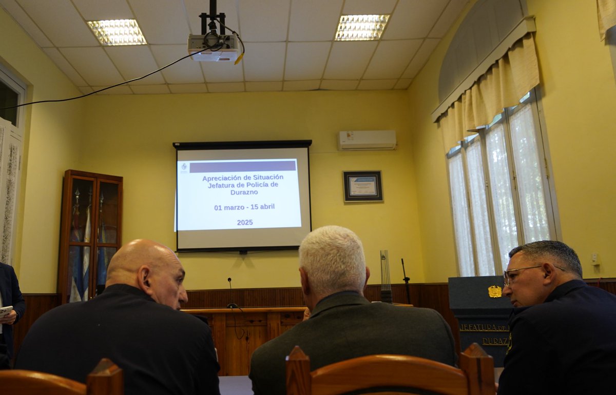 En la Jefatura de Durazno, el Ministro del Interior y el Director de la Policía Nacional se reunieron con el Jefe Departamental y su comando para realizar una puesta a punto del trabajo desarrollado. 

Tras la reunión se destacaron los resultados obtenidos durante los primeros