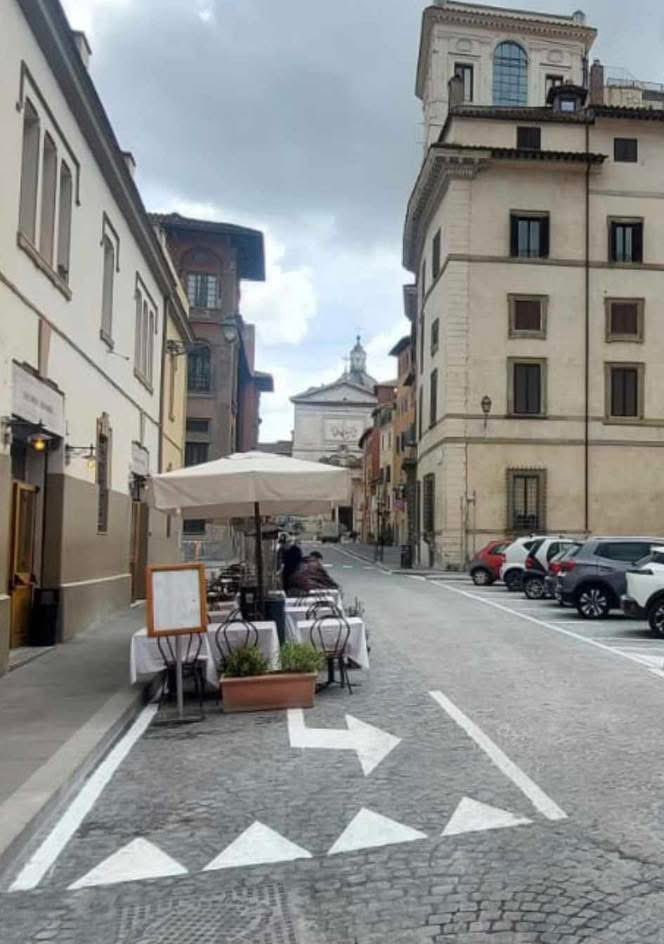 Io avrei messo anche un po’ di vasi con la siepe, sai la privacy è importante