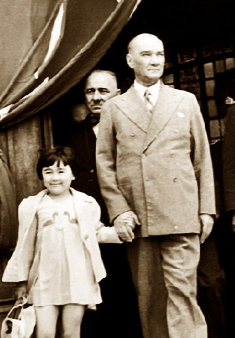 “Küçük hanımlar, küçük beyler! Sizler hepiniz geleceğin bir gülü, yıldızı ve ikbal ışığısınız. Memleketi asıl ışığa boğacak olan sizsiniz. Kendinizin ne kadar önemli, değerli olduğunuzu düşünerek ona göre çalışınız. Sizlerden çok şey bekliyoruz" 
                 M. Kemal ATATÜRK