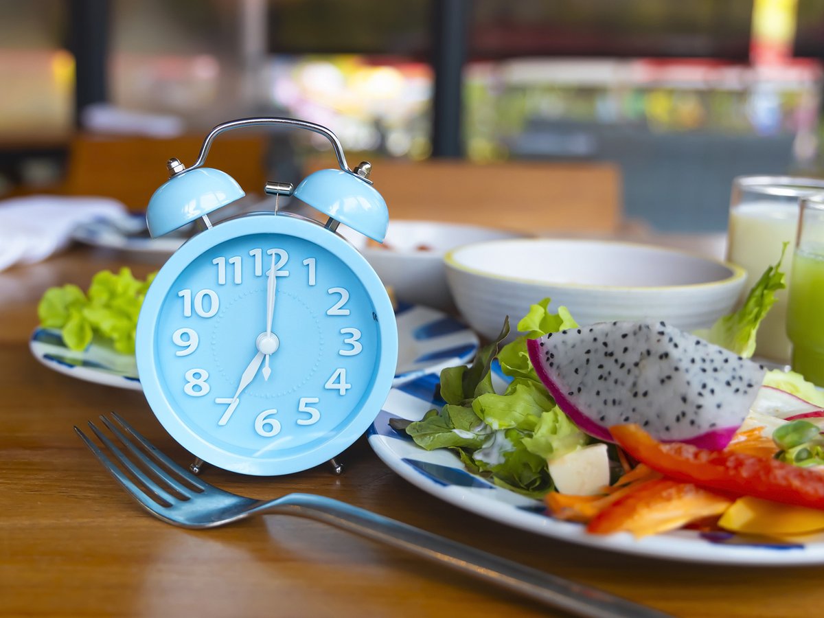 DrWeil's tweet image. A new report from the University of Mississippi shows that combining time-restricted eating (8-hour window) with regular exercise may enhance fat loss while preserving muscle mass! #Nutrition #Fitness #IntermittentFasting
drweil.com/blog/bulletins…