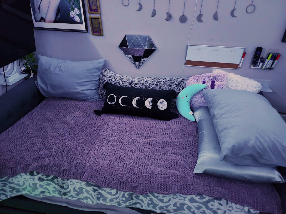kingdandelions's tweet photo. Introducing: the Celeste Basket Weave Blanket 🧶💜

Loom-knit, plush, and cat-approved; named after the kitty who claimed the first one! (Cat not included.)

Made with love and ultra-cozy Bernat yarn. Now available to order!

https://t.co/Gsuu4tLHBE https://t.co/BKU8PTKYgA