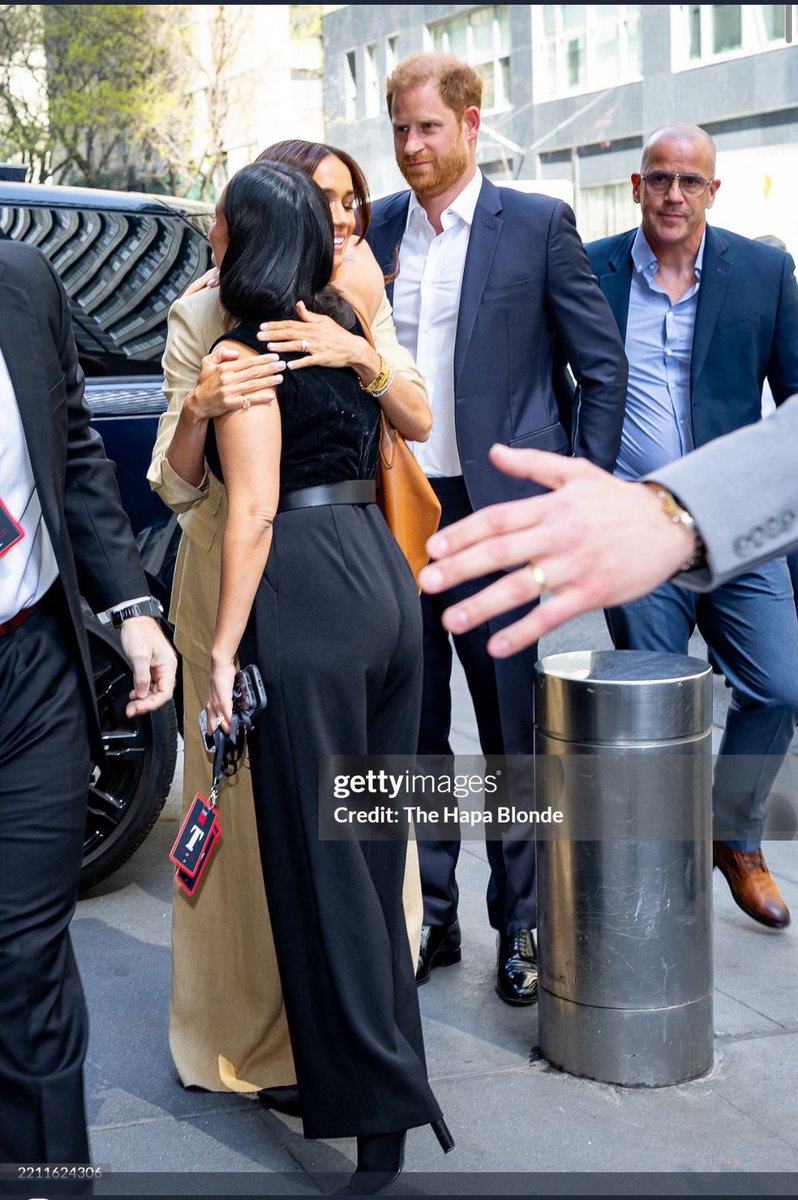 Nivo_Tweeter's tweet image. #TIME100 
#MeghanSussex ✌️
Prince Harry&apos;s shoes 💪😁