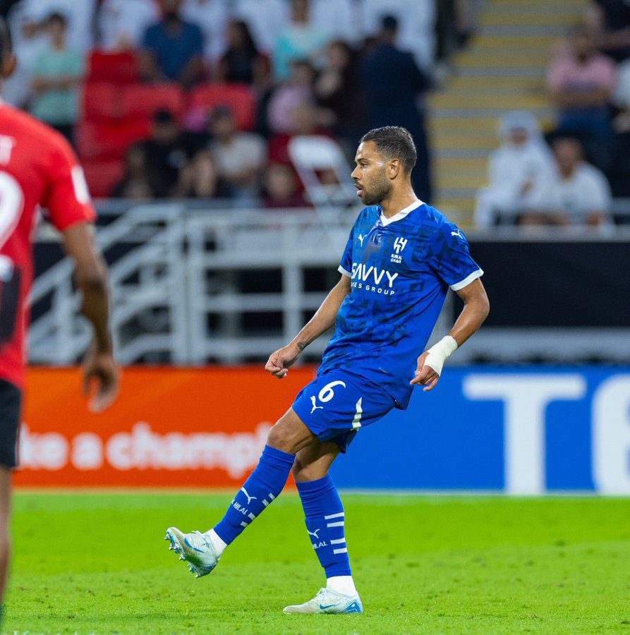 اقسم بالله ان استمرار هالتافه بالصيفية والشتوية من أتفه القرارات اللي سوتها هالادارة ولا لها تبرير بعد ماجابوا ظهير ب٣٠ مليون يورو

وش كان بيكون وضعنا لو الفريق فيه جناح سوبر ضمن الـ 8 اجانب مكانه ؟