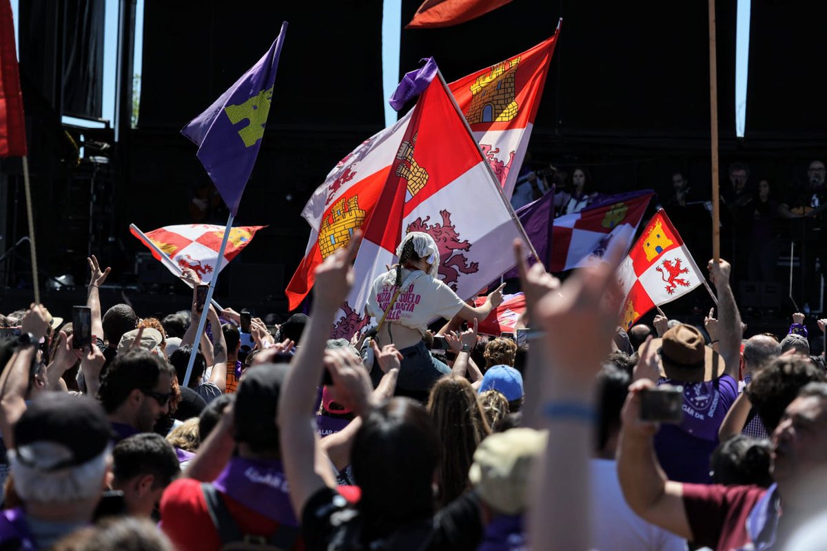 JSCyL's tweet photo. 🌹 Como cada 23 de abril, los jóvenes de Castilla y León celebramos con orgullo el día de nuestra tierra.

🗣️ Seguimos luchando por un futuro donde quepamos todos y reivindicando oportunidades para quedarnos.

❤️🤍 ¡Viva Castilla y León! ¡Viva Villalar! ¡Vivan los comuneros! https://t.co/EVc264Lryh