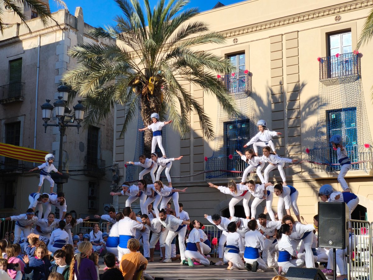 <a href="/viucomerc/">V I U comerç</a> <a href="/RiberaCos/">anna ribera cos</a> <a href="/juanluisruizvng/">Juan Luis Ruiz /❤️</a> 🌹📗 Roses, llibres, cultura popular, música... tot això i molt més és la Diada de #SantJordi2025 a #VNG