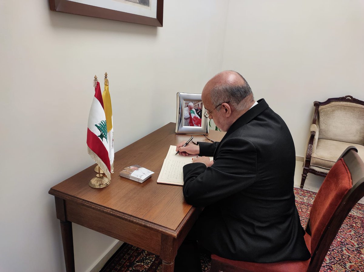 mojtaba_amaani's tweet photo. قمت اليوم بزيارة مقر السفارة البابوية في لبنان لتقديم خالص التعازي والمواساة بوفاة #البابا_فرنسيس الراحل. أعربت عن بالغ الحزن وعميق الأسى لرحيله، مُثمنًا مسيرته الإنسانية ورساليته في نشر قيم المحبة والتسامح والدفاع عن المظلومين.
الرحمة لروحه، ولأتباعه ومريديه الصبر والسلوان https://t.co/oFcgD4ebGH