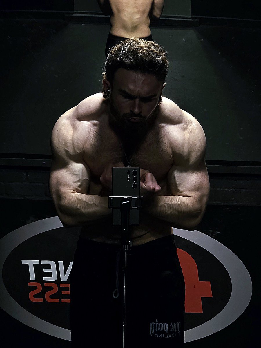 md8dm's tweet photo. RT @IAmAaronWill: I love the gym.

(Accuse me of being on roids) https://t.co/OahatMdXdu