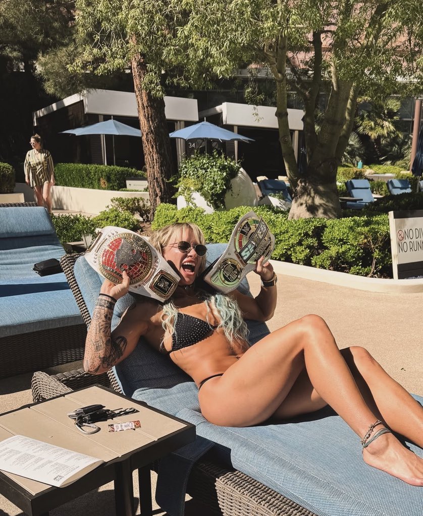 Washed up surfer. ❁ NOT @SolRucaWWE tweet media