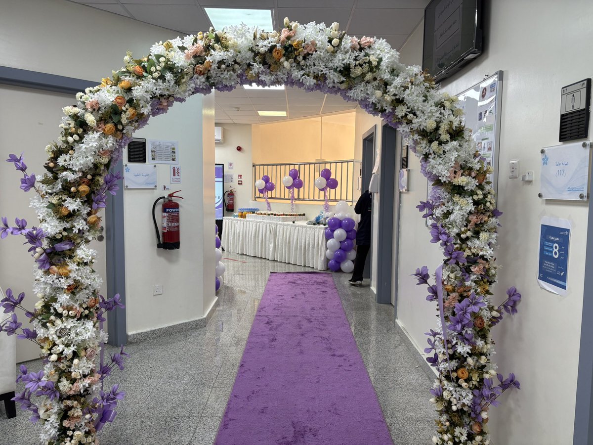 افتتاح أول عيادة قبالة لمتابعة الحمل ومابعد الحمل في المنطقة الغربية بجدة – بمركز صحي الواحة – لحظة تُسجل بكل فخر، بعد كثير من التحديات التي واجهت صديقات المهنة.

سعدت بلقائي الزميلة القابلة ثريا فلاتة، وإحدى طالباتي القابلة غيداء ( جميهم خريجات جامعة المؤسس). 

وكان لي الشرف أن