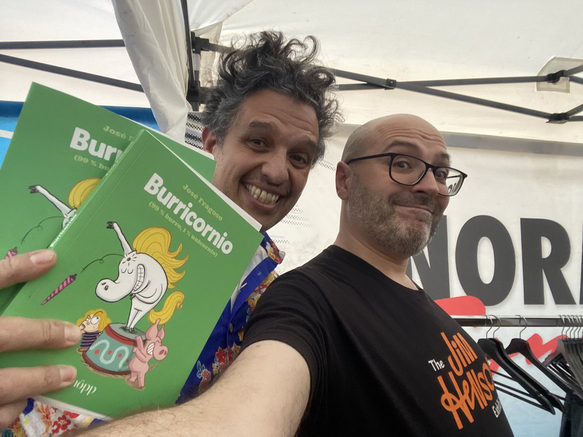 Como ya es tradición, con el amigo <a href="/JoseFragoso5/">Jose Fragoso Illustration</a> en la parada de <a href="/NormaComics/">NormaComics</a>. #santjordi2025 #diadellibro2025