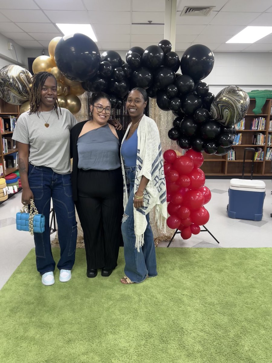 FBISDCommunity's tweet image. It’s #PublicSchoolVolunteerWeek and we’re so thankful for our amazing @FortBendISD volunteers!
Shout out to @BRE_Eagles @BGE_Jaguars for hosting a wonderful event to celebrate their volunteers.
Your impact goes beyond the classroom! 👏
#VolunteerAppreciationWeek #LeadThePAC