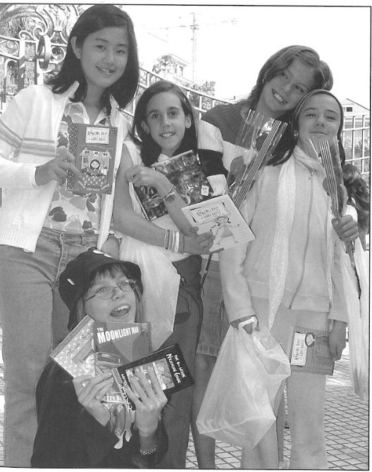 🌹🐉📚 Feliç Sant Jordi! The American School of Barcelona has been celebrating the most romantic day in Catalonia since 1962! <a href="/ASBschool/">American School of Barcelona</a> 😻

#feliçsantjordi🌹 
#ASBtraditions
#ASBalumni
#internationalschoolspain
#americanschoolbarcelona