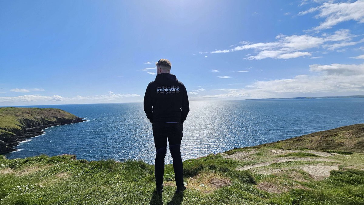 Different type of escape ⛰️⛰️

<a href="/IMinimann/">IMinimann</a> merch snapped by a viewer!

inkedthreads.gg/mini

#merch #streamer