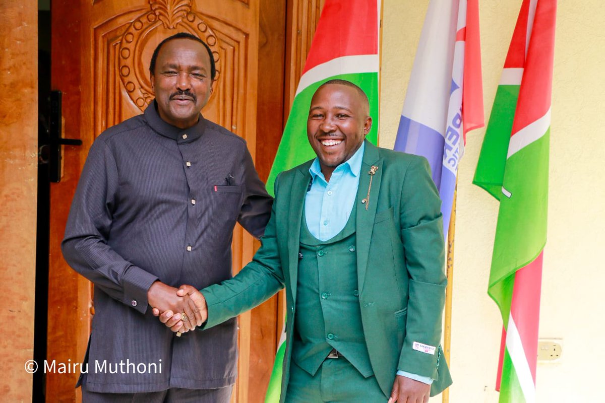 Today I had the privilege to visit the SKM Command Center where I had a great discussion with His Excellency Kalonzo ,
   We can only grow through mentorship! . 
#Moses mulu
#NAKURU COUNTY  #WIPER YOUTH LEADER