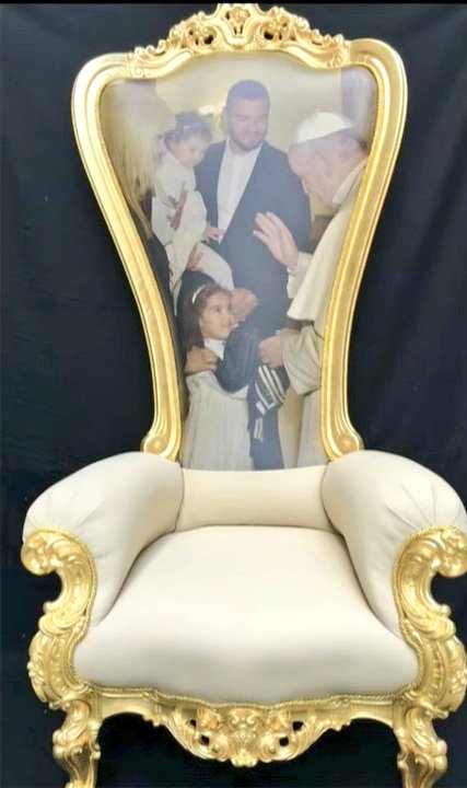 - Hola. Quiero tapizar un sillón.. 
- Perfecto. De qué color?
- Lo más negro posible!
- No se diga más.