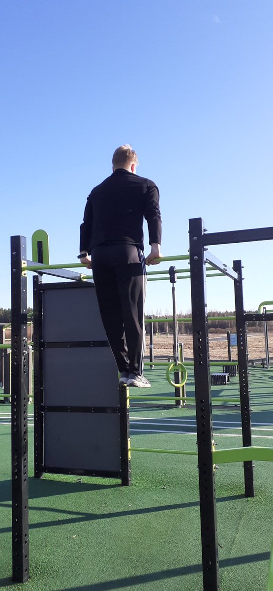 SML_Oulu's tweet image. Oulun piirin jäseniä kävi tänään kuntoilemassa kaakkurin liikuntamaalla. Sinimusta liike suosittelee lihaskunnon ylläpitämistä ja kehittämistä kaikille suomalaisille.