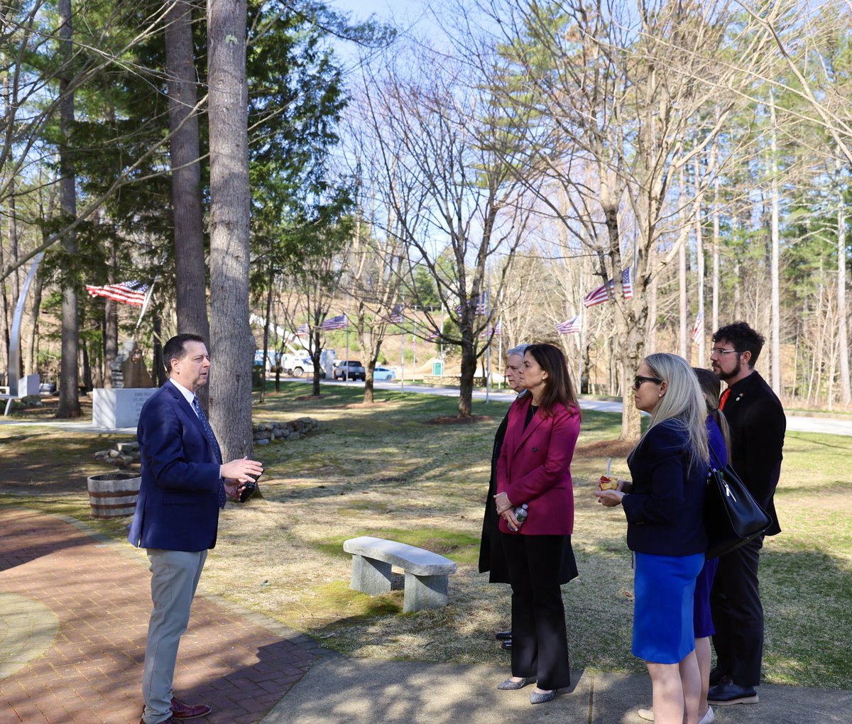 Governor Kelly Ayotte tweet media