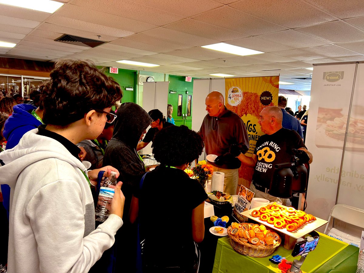 MDCPSOperations's tweet photo. Students moved through the First Annual Food Show with excitement and curiosity—exploring new flavors, learning about nutrition, and engaging with our amazing Food &amp; Nutrition team. A true feast for the senses! #MDCPSYourBestChoice #FuelingFutures https://t.co/VDQdc0W4G4