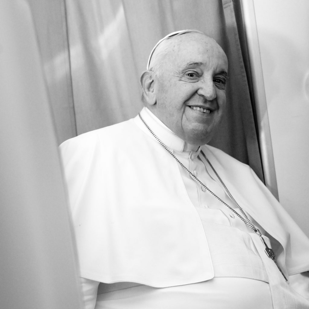 🚨ATENÇÃO: María Elena Bergoglio, irmã do Papa Francisco, não conseguiu se despedir dele e o viu pela última vez há 12 anos, quando ele se tornou líder da Igreja Católica. Por questões de saúde, ela não pôde ir ao funeral para dar o último adeus.