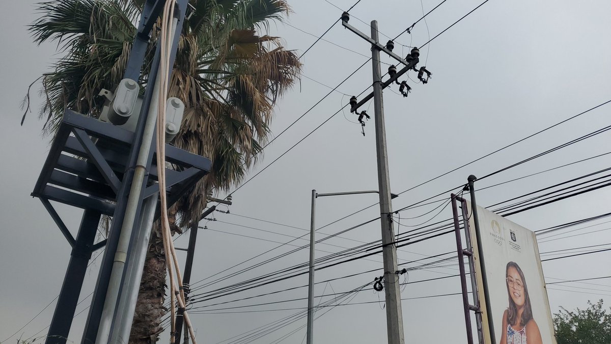 alonsovela's tweet photo. @CFE_Contigo esta una cuchilla de luz caída sobre avenida barragán, 64290, a un lado de casa de raquetas en el parque niños héroes https://t.co/g15kZyZvnq