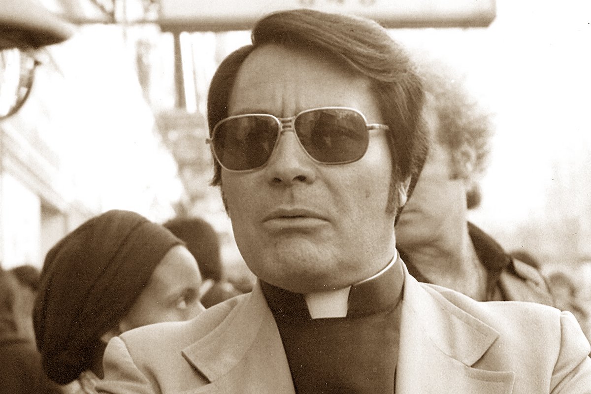 CultureCrave's tweet photo. Bill Hader will reportedly co-write, direct, and potentially star in a #Jonestown series for HBO

(via @Variety) https://t.co/OsyirGuRXA