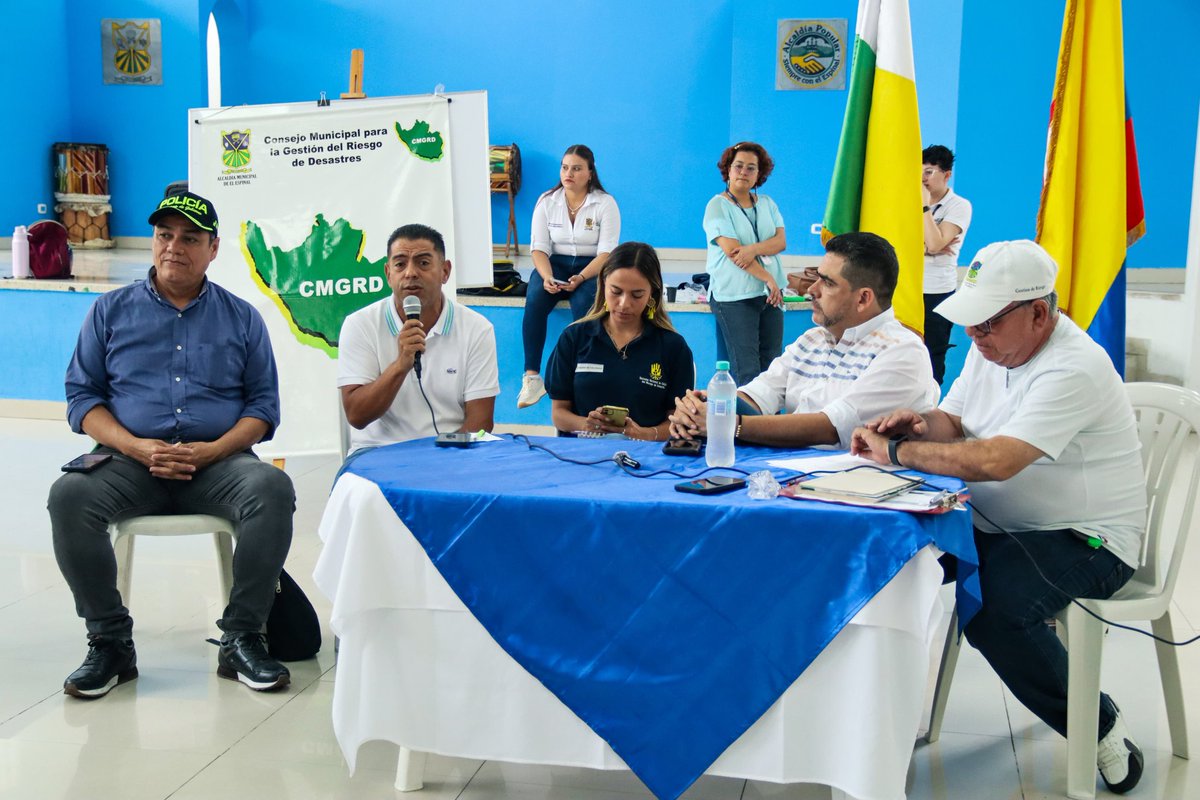 UNGRD's tweet photo. #UNGRDenRegiones | ¡Seguimos haciendo historia en los territorios! Los 🗺️ #MapasComunitarios ya recorren gran parte de Colombia. 

En El Espinal, #Tolima, su alcalde, líderes comunitarios, veedurías y la comunidad en general elaboraron, mediante cartografía participativa, el mapa de su territorio para identificar posibles factores de vulnerabilidad, eventos históricos y determinar capacidades y recursos comunitarios.

La #UNGRD sigue apostándole al conocimiento del riesgo y promoviendo la participación de las comunidades para prepararlas, salvar vidas y construir un futuro más seguro.