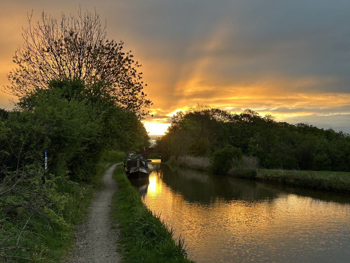 Early morning starts thanks to our new puppy Sebastian, good job I like early mornings, but look at this view. #narrowboatlife #canals #canalandrivertrust #lifesbetterbywater