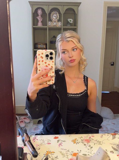 LorenG0D's tweet photo. Pathetic simp, begging for scraps from a brat with a man who owns her heart.🖤

You’re just a wallet to me, and you *love* it. Keep crying and paying. 💜
😈 https://t.co/tIMUxmKVgX