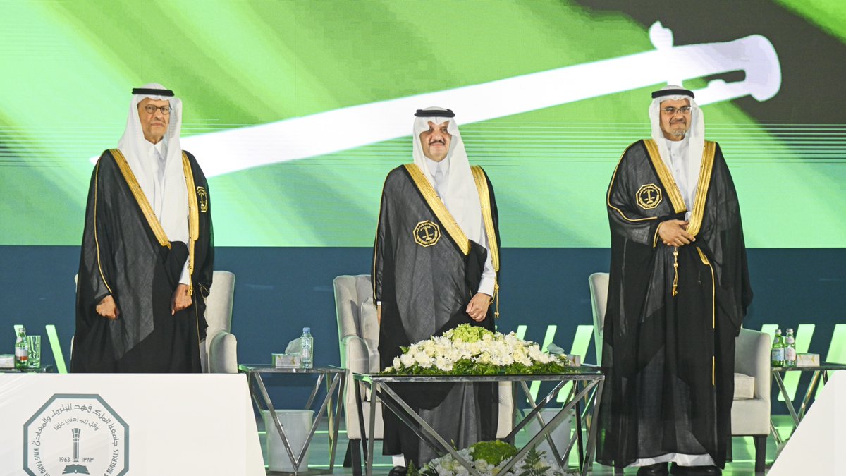KFUPM's tweet photo. برعاية صاحب السمو الملكي الأمير سعود بن نايف أمير المنطقة الشرقية، وبحضور صاحب السمو الملكي الأمير عبد العزيز بن سلمان وزير الطاقة رئيس مجلس أمناء #جامعة_الملك_فهد_للبترول_والمعادن، تبدأ الآن مراسم حفل تخرج #دفعة_55. 🎓✨

#kfupm https://t.co/VWNyUEEQVE