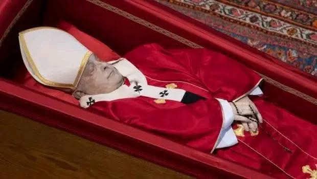 CALABARRFINEST's tweet photo. GRAB A NEW KNOWLEDGE TODAY🤔

Look at these pictures carefully, you’ll see something important around the necks of Pope John Paul II and Pope Francis.  

It’s a white cloth with black crosses, called the Pallium. It shows that the Pope is the Shepherd of the Church and the Bishop of Rome.

But if you look at Pope Benedict XVI after his death, you’ll notice something different, He is not wearing the Pallium.

Why?  

Because Pope Benedict resigned before he died. He was no longer the active Pope, so the Church chose not to place the Pallium on him at death.  
He died as Pope Emeritus, not as the ruling Pope.

This small detail carries a big message.  
Even in death, the Church reminds us who is the Pope.

Did you know this before?
©️Catholic online Class
#catholicsonlineclass