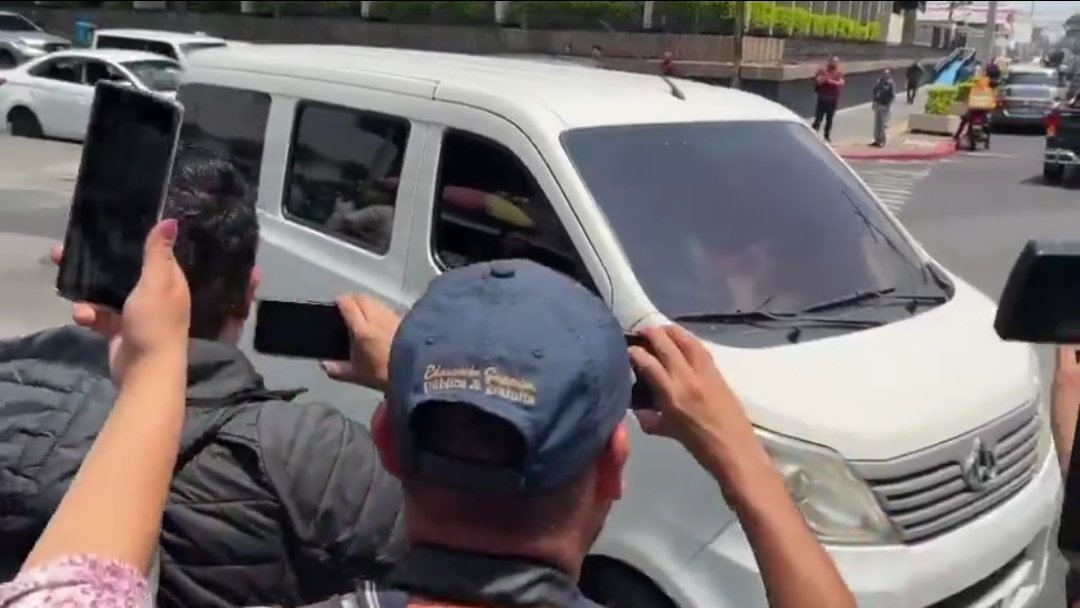 carlos_ruano_'s tweet photo. Los signos o mensajes develan quienes están detrás de la captura, secuestro y cooptación de la justicia en Guatemala 🚐. La fiscal general, jueces corruptos, fiscales criminales y operadores esbirros son sus tontos útiles. Esa clica parafiscal debe ser desarticulada ya! https://t.co/Yi3seErwqU
