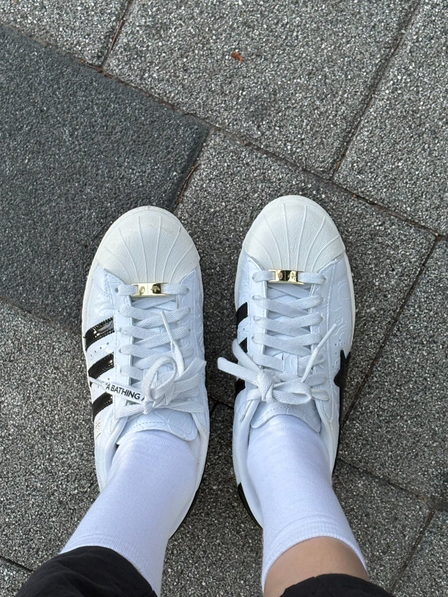 だれかこの靴かって