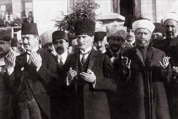mnkalkan's tweet photo. 23 Nisan 1920, sıradan bir tarih değildir; bir kamu binasının kapılarını aralamasından çok daha ulvi ve mukaddes bir manaya sahiptir. 

O gün, bu kadim topraklarda ilk kez egemenlik, bir hanedanın gölgesinden sıyrılıp halkın iradesinde vücut bulmuştur.

23 Nisan 1920, hükümdarın gözettiği bir davar sürüsü olmaktan kurtulup, hükümdarı gözeten onurlu yurttaşlara dönüştüğümüz o kutlu ilk adımdır. 

Coğrafyamızın tanık olduğu bu en büyük devrim, ebediyen kutlu olsun!