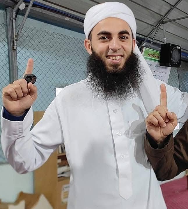 هذا هو الشيخ نعيم، رحمه الله، من واجه وحدة جولاني وحده بثبات الأبطال.
حافظ لكتاب الله وداعية مخلص، صدق ما عاهد الله عليه.
قارنوه بمشايخ السلاطين، الذين لم يعرفوا إلا التملق والصمت عن الباطل… فيتبيّن لكم من هو الأسد ومن هو الفئر.