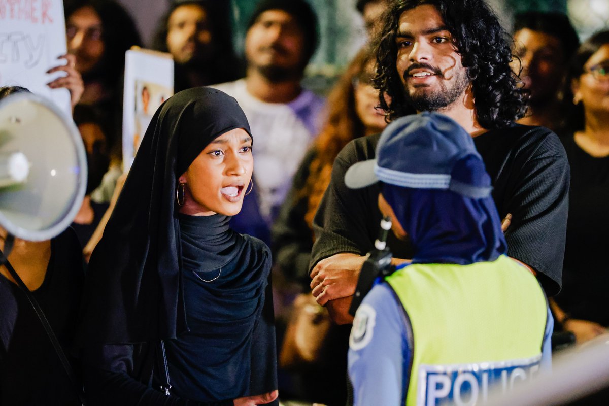 އުސް އިމާރާތެއްގެ ފެންލައިޓުން ވެއްޓުނީ ކަމަށް ފުލުހުން ބުނާ ޒުވާނާ، ހައްވާ ޔުމްނު ރަޝީދުއަށް އިންސާފު ހޯދައިދޭން ގޮވާލާ މިހާރު ކުރިއަށްދާ އެއްވުމުގައި ގިނަ އަދަދެއްގެ ޒުވާނުން ބައިވެރިވެ، ޒިންމާވާ ބަޔަކު އިންސާފުގެ ކުރިމައްޗަށް ގެނައުމަށް ގޮވާލަނީ.