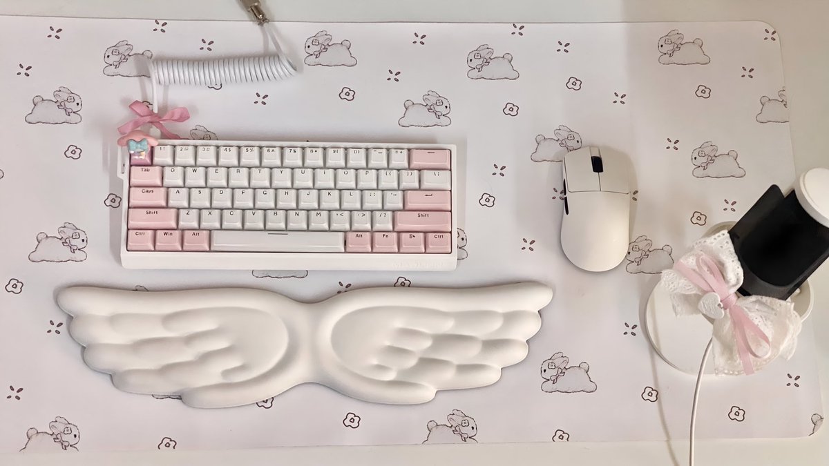 my new mousepad and keycaps ୨୧