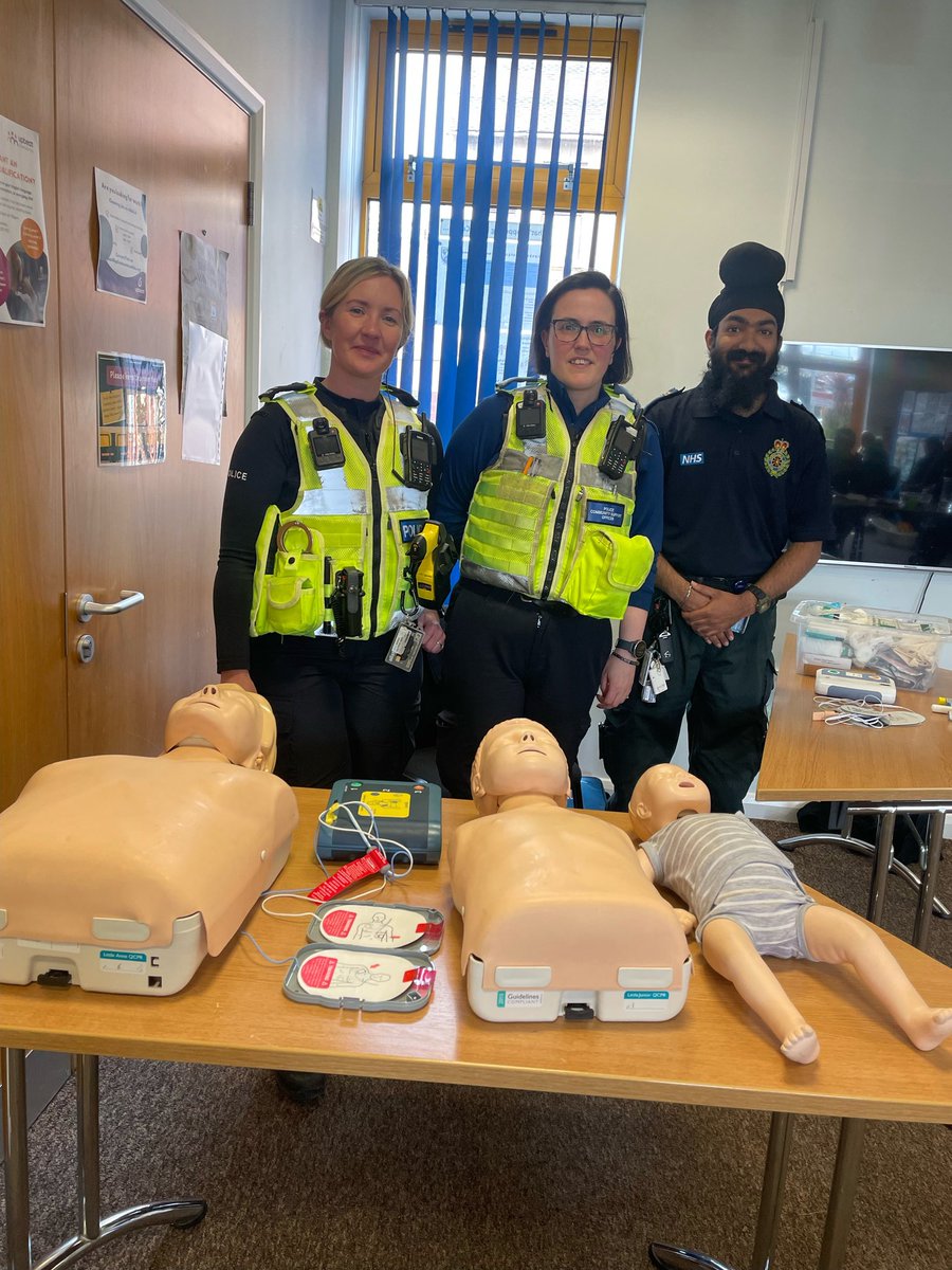 DerbyAFR's tweet photo. A little late but a big thank you to the team at the Derby Refugee Forum for hosting us yesterday with @DerbysPolice in raising awareness of crucial first aid, CPR and defibrillator skills. #cpr #defib https://t.co/QHKm9OYvCJ