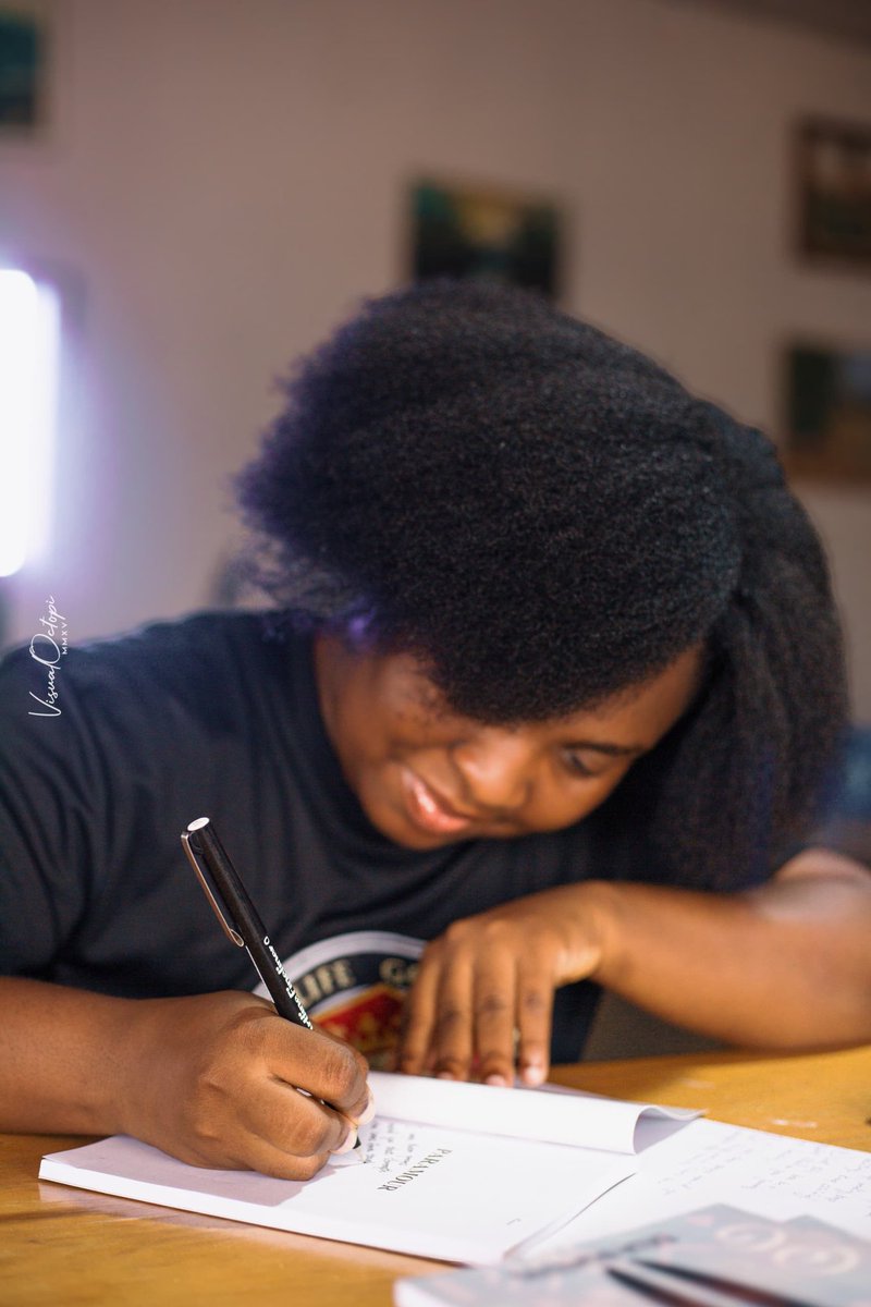 Harley__Rainbow's tweet image. A few days ago, I felt the urge to give.
Not for profit, but purpose.

Today, on #WorldBookDay, I’m grateful I got to share copies of my book, Paramour, with young readers.

May this book be a quiet friend on their journey of becoming.
#EkuaBoateng #Paramour #GhanaReads