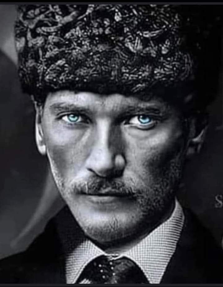 İzmir’de bir özel okulun müdürüydüm. 23 Nisan sabahı. Okulda öğrenciler cıvıl cıvıl... Öğretmenler koşuşturuyor... Veliler telaşlı. Birazdan tören başlayacak. Tatlı bir heyecan... Kapım çalındı... İçeriye bir mini mini girdi.