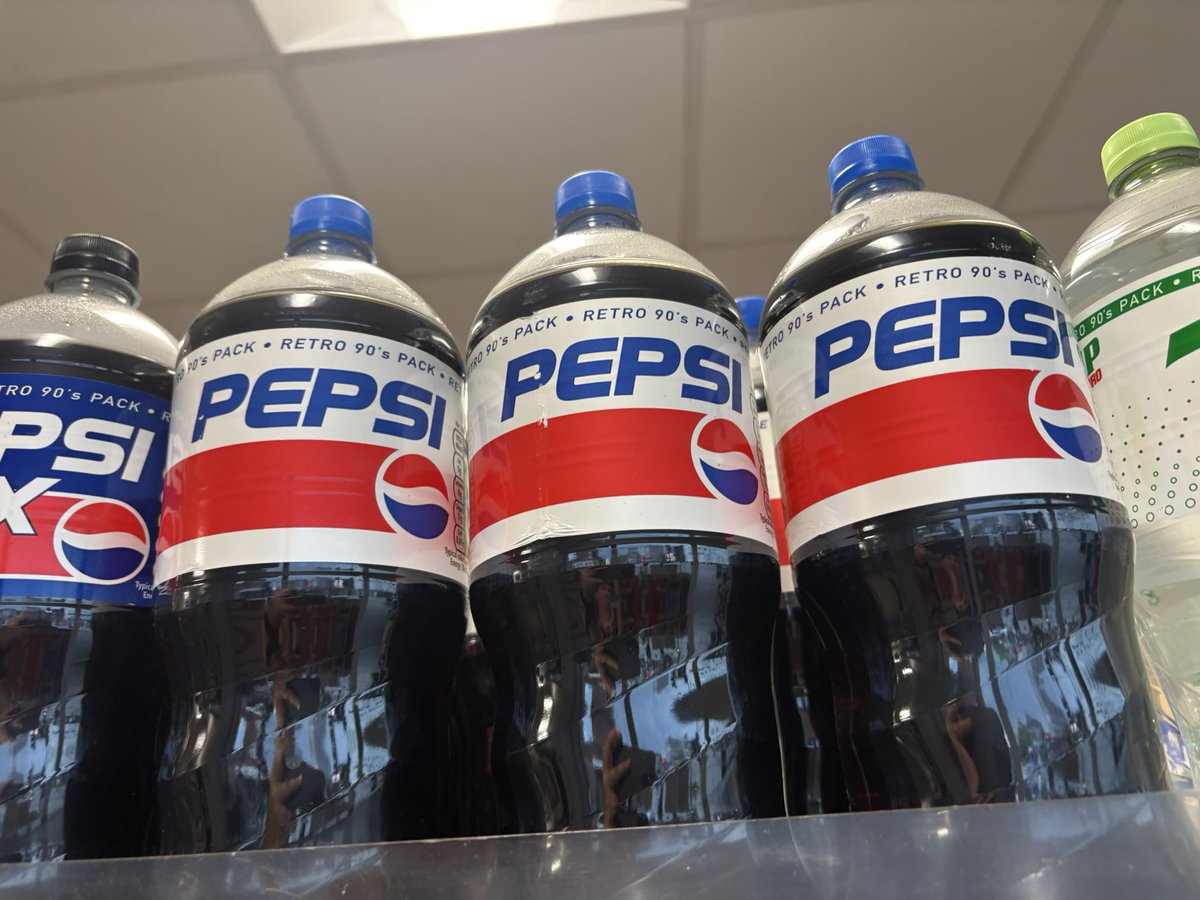 zachariahassler's tweet photo. Love the retro pop in Tesco #tesco #retro #pepsi #pepsimax #7up #tango #90s #clubcard #drinks #tescoclubcard https://t.co/ye1r1Zgb3y