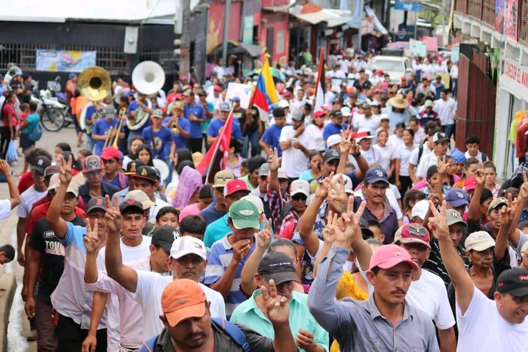 Una caminata por las principales calles del municipio de #Siuna celebró el “Abril Victorioso”, mes de la Paz 🕊️🇳🇮🙏.

En un ambiente de unidad y mística revolucionaria, la militancia y las familias costeñas se unieron para reafirmar su compromiso.

#NoPudieronNiPodrán