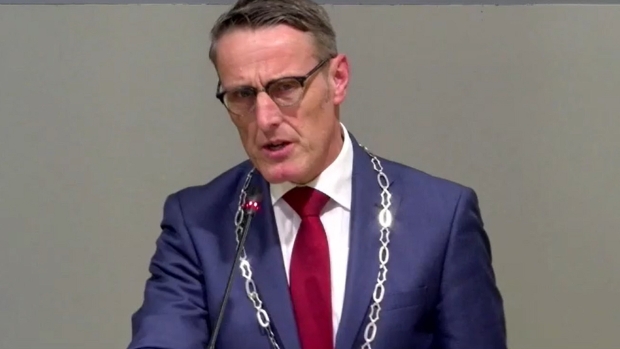 Oppositie Tiel wil openbaar gesprek over aftreden burgemeester -  hetkontakt.nl/tiel/l/423110