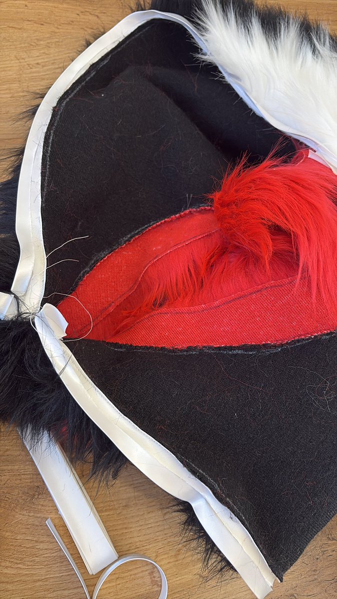 It's time to finish the legs and the start for the zipper is done 💪

❤️🤍🖤