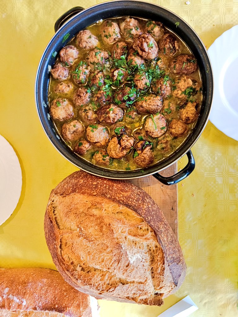 Poco publico ya  en Twitter. Pero lo que publico, es porque merece muchísimo la pena. 
Puto <a href="/kintiman/">Sergio Quintial</a> , qué albóndigas de verdel se marca el cabrón. 

Y sí, renuncio a llamarle X a esta red social.