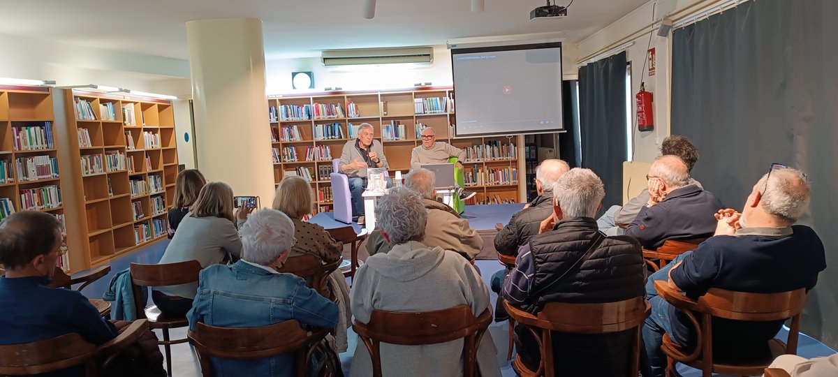BibliotecaFlix's tweet photo. Avui , es presenta a la @bibliotecaFlix, el recull de relats de Xavier Bagés Llàsera: " 𝑳𝒂𝒃𝒆𝒓𝒊𝒏𝒕 𝒅𝒆 𝒅𝒆𝒔𝒊𝒕𝒋𝒐𝒔 ".  
Amb  Pere Muñoz, després d'unes paraules de benvinguda de la Regidora de Cultura Laia Gómez Aran.
Unes imatges.
@AjuntamentFlix 
#quefemalesbiblios https://t.co/DNyOSqUF2H