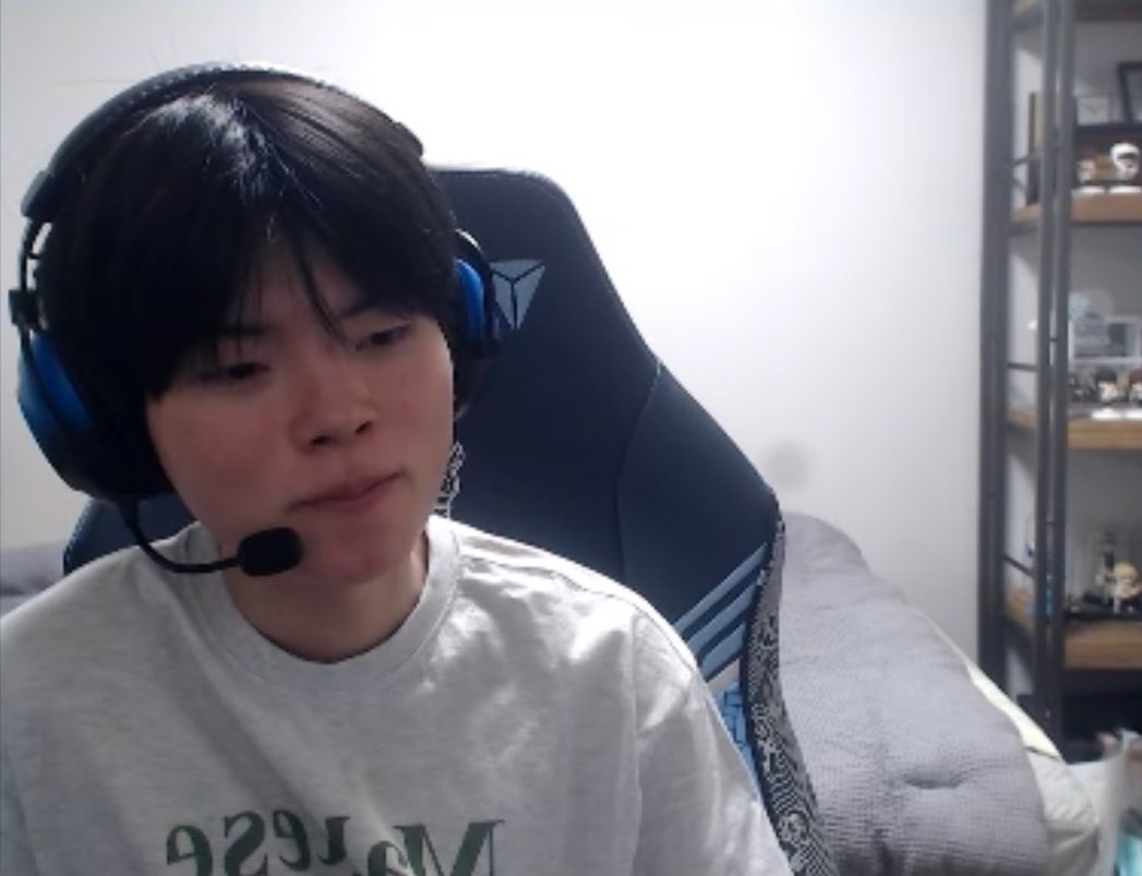 김혁규 서울사는 30살 직업 없음 프로지망생 
(본인피셜)